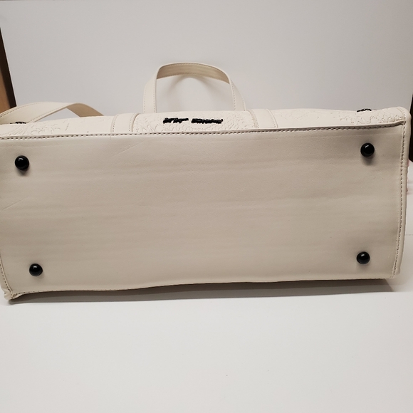 Betsey Johnson Halloween embossed Skull tote with removable Skull 💀 Keychain - Picture 8 of 10